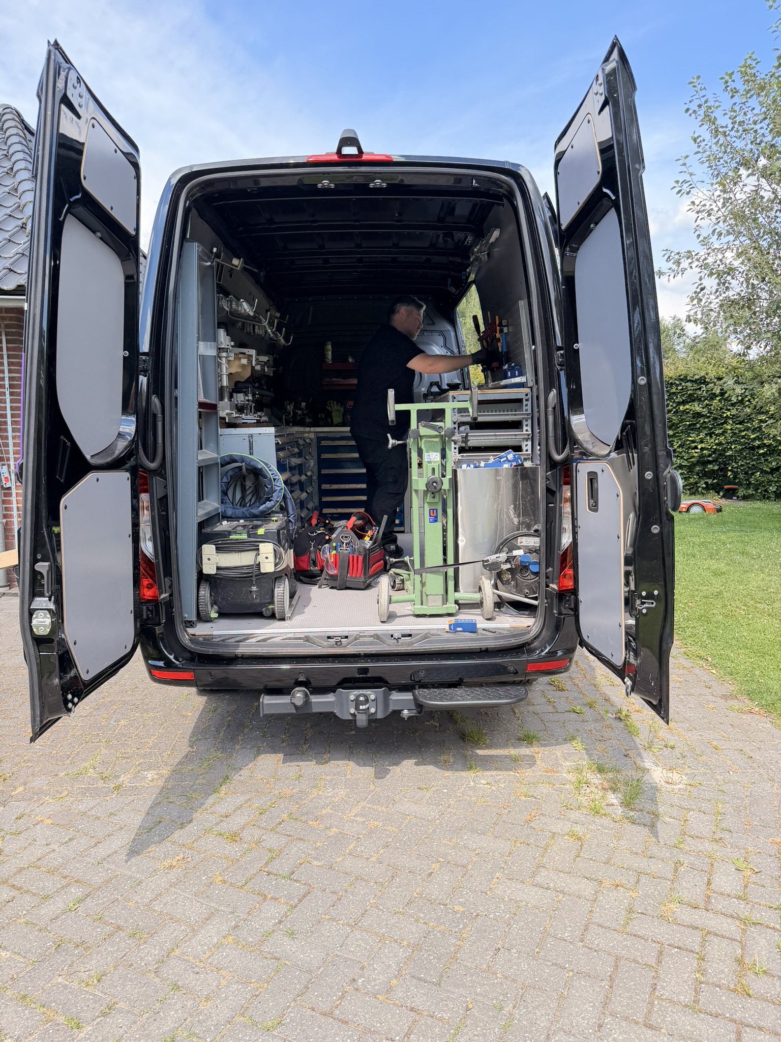 Ingerichte servicebus met gereedschap en machines