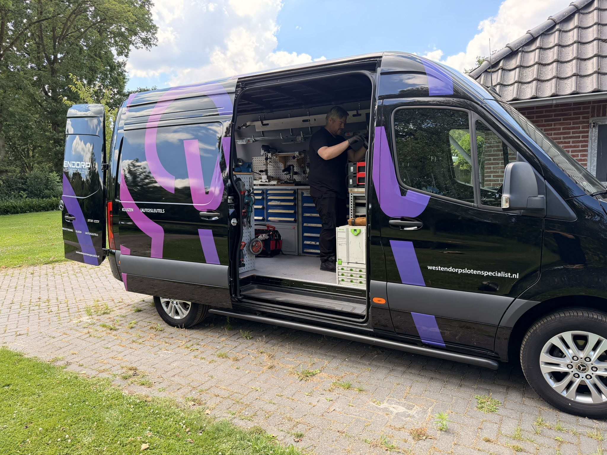 Monteur werkt in de volledig ingerichte servicebus van Westendorp