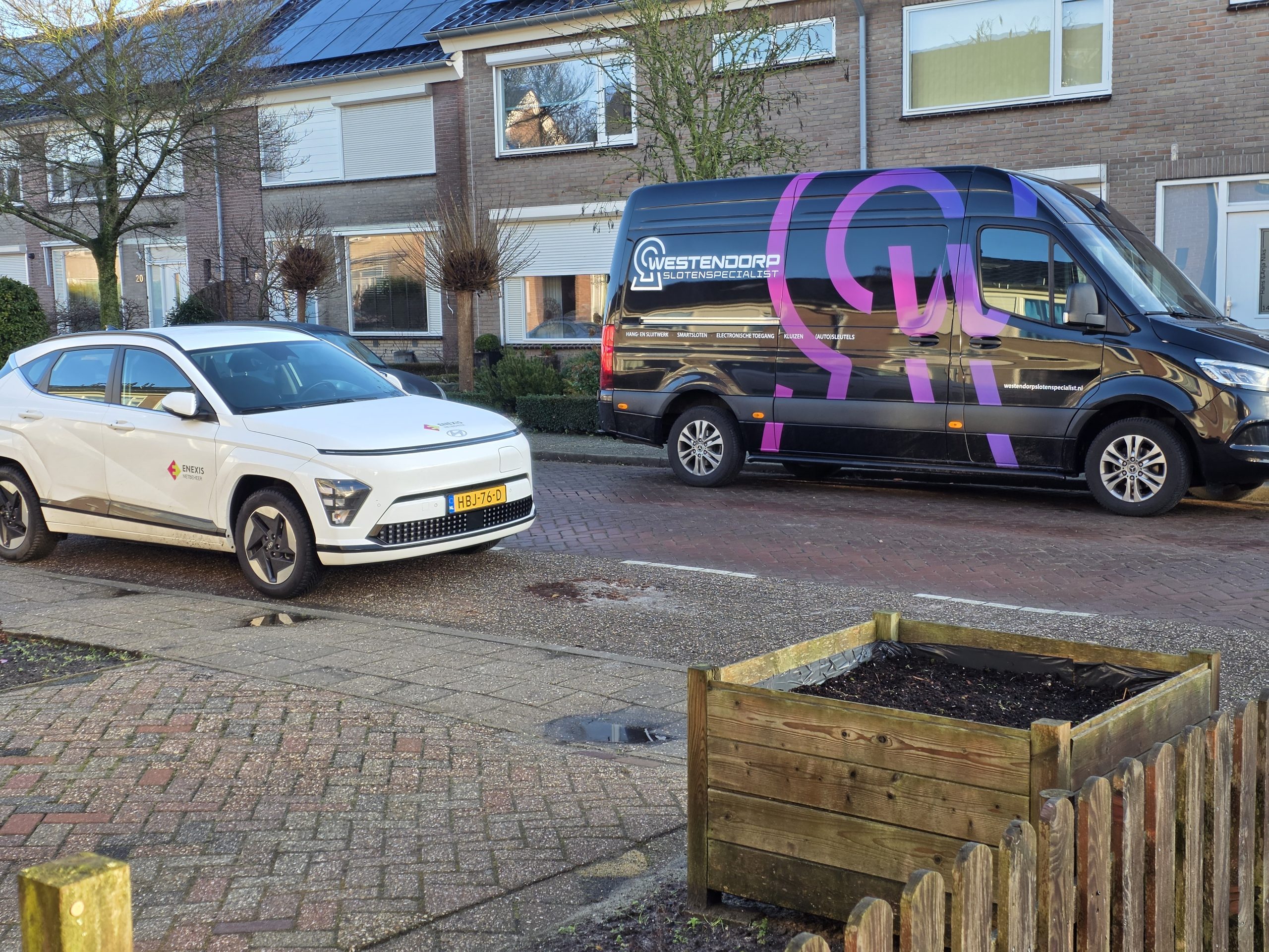 Servicebus van Westendorp op locatie bij een appartementencomplex