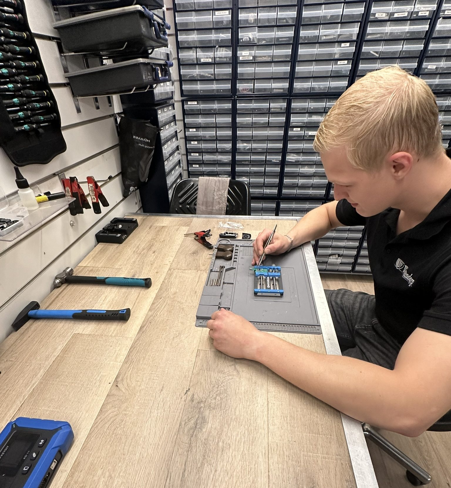 Specialist van Westendorp monteert en programmeert een autosleutel in de werkplaats