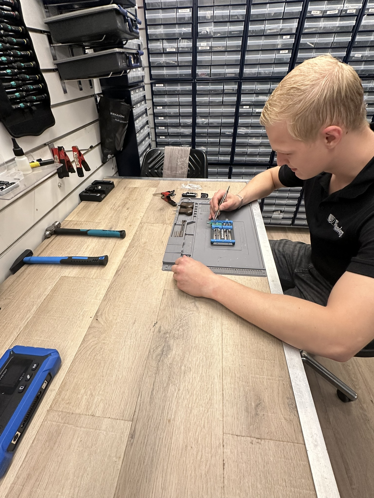 Specialist van Westendorp monteert en programmeert een autosleutel in de werkplaats