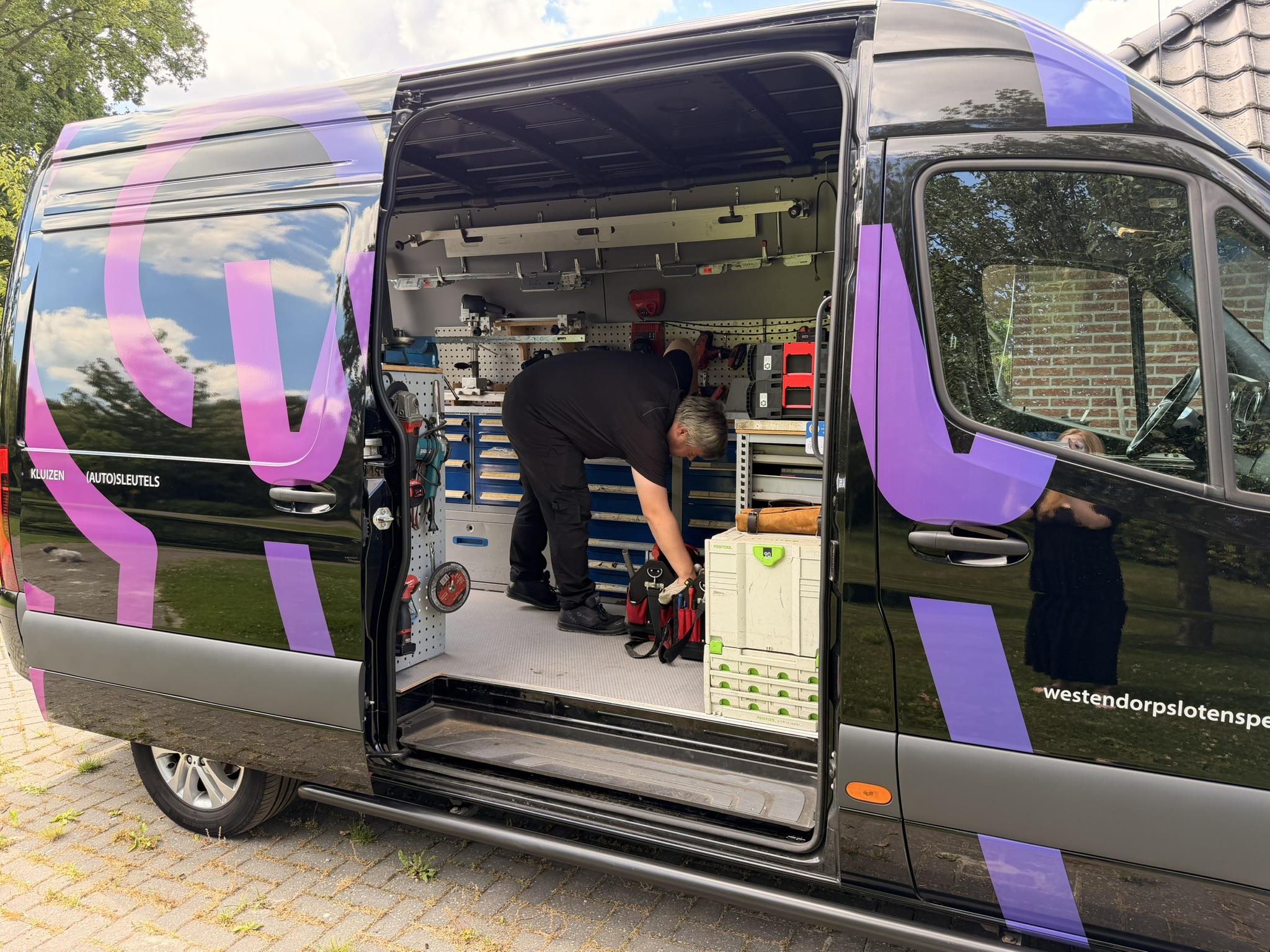 Montageteam van Westendorp bij de servicebus