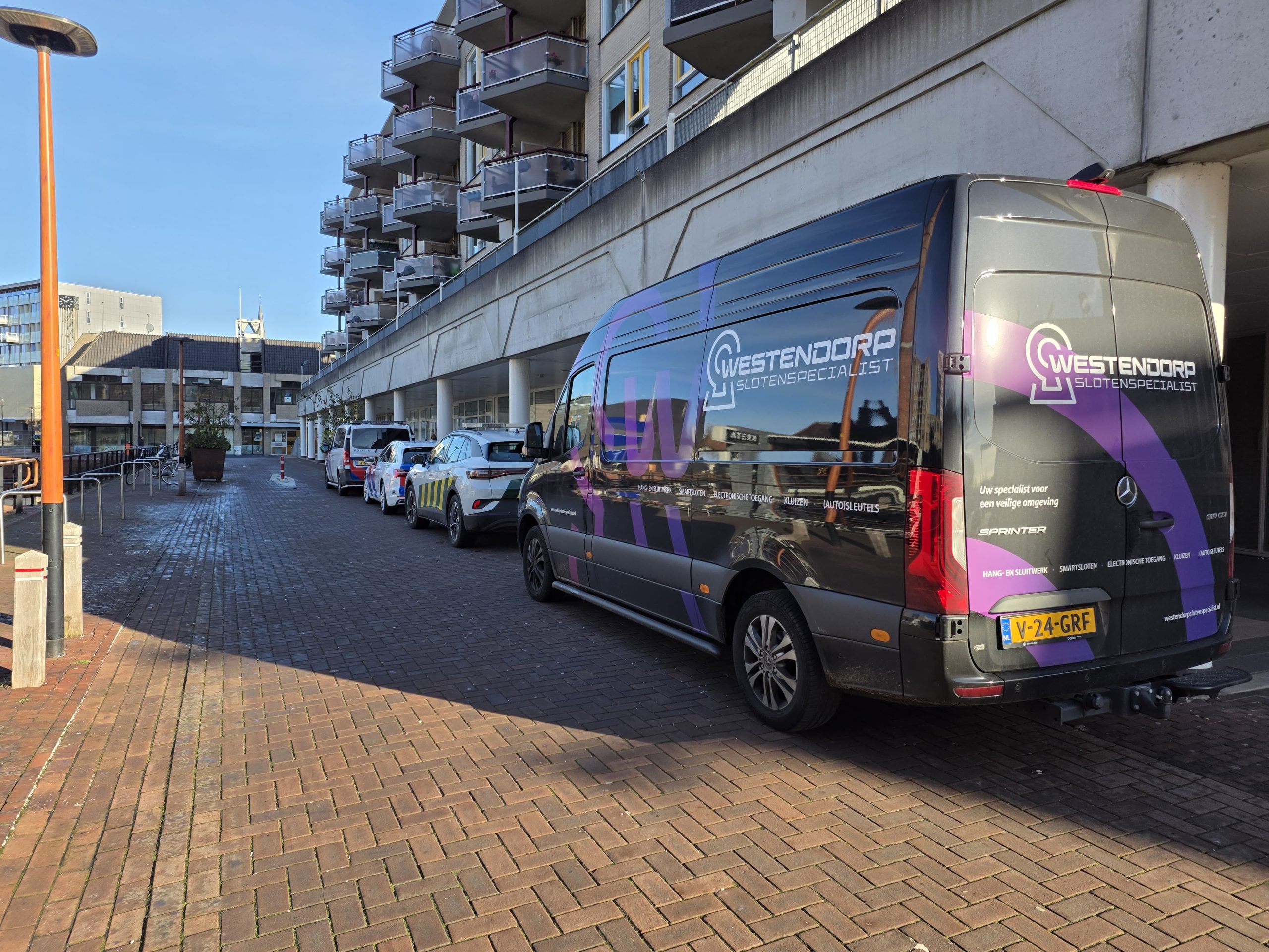 Servicebus van Westendorp op locatie bij een gemeentelijk gebouw