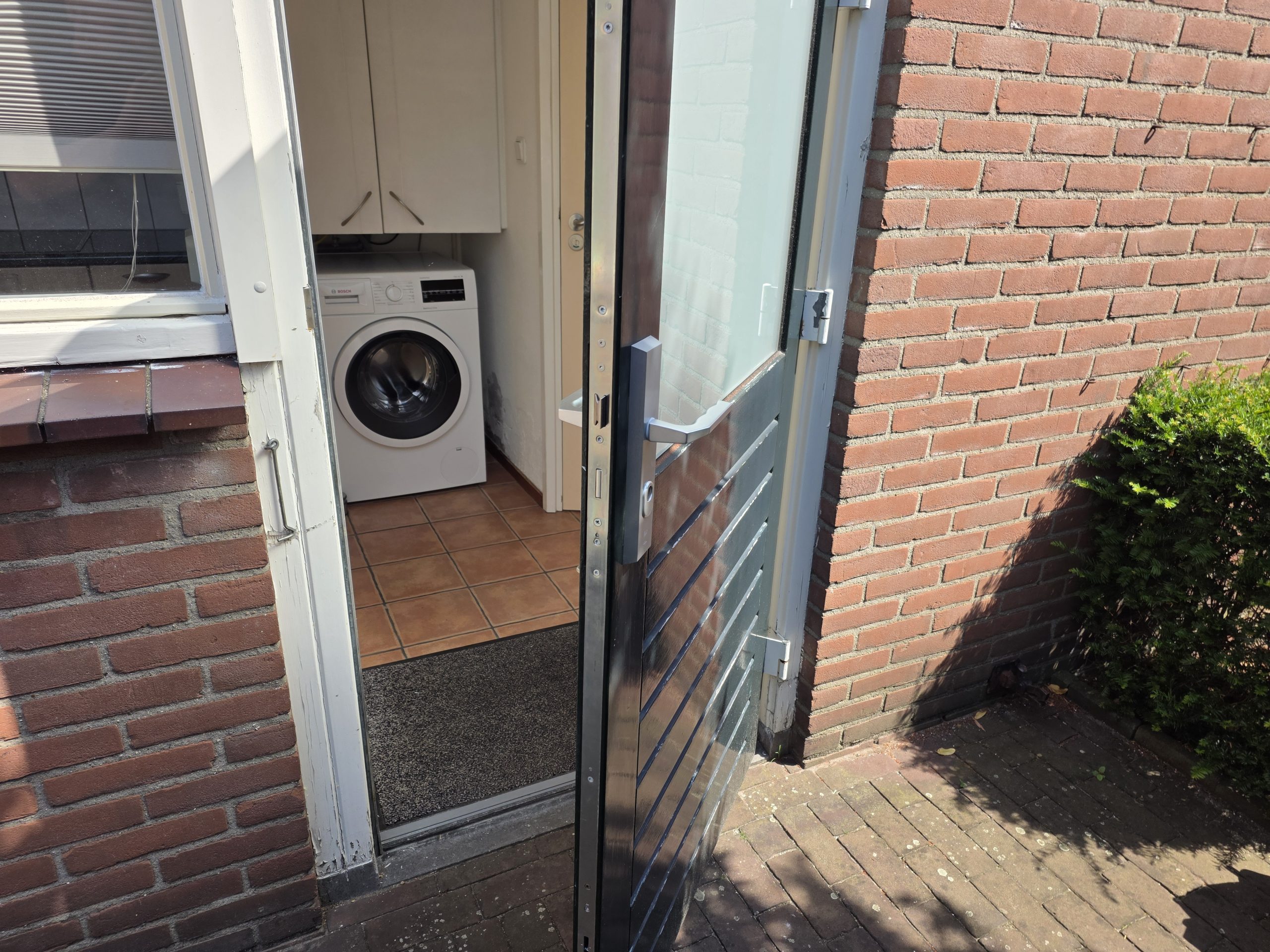 Nieuwe meerpuntssluiting met deurbeslag gemonteerd in een achterdeur