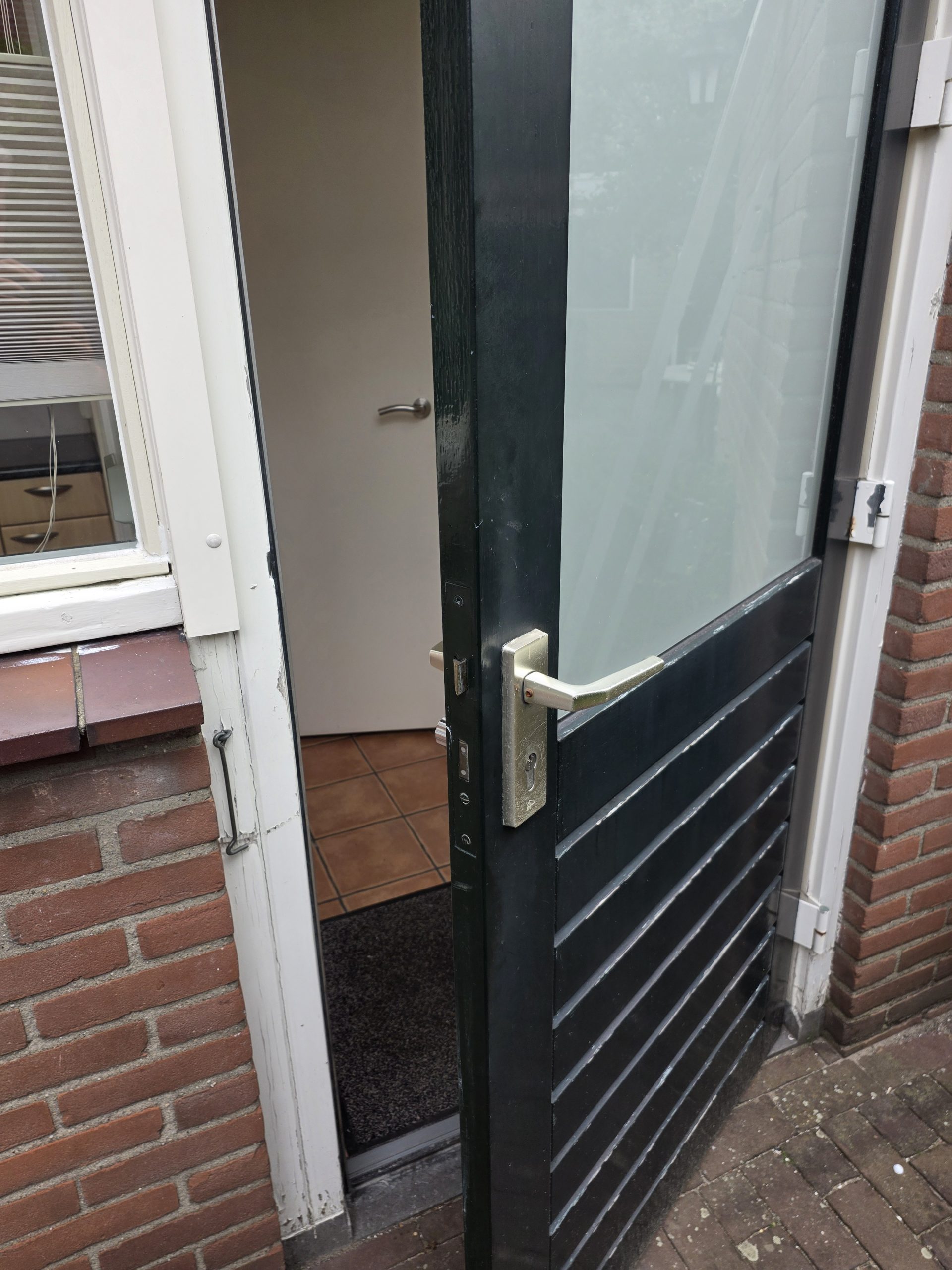 Oude situatie: verouderd hang- en sluitwerk op een achterdeur