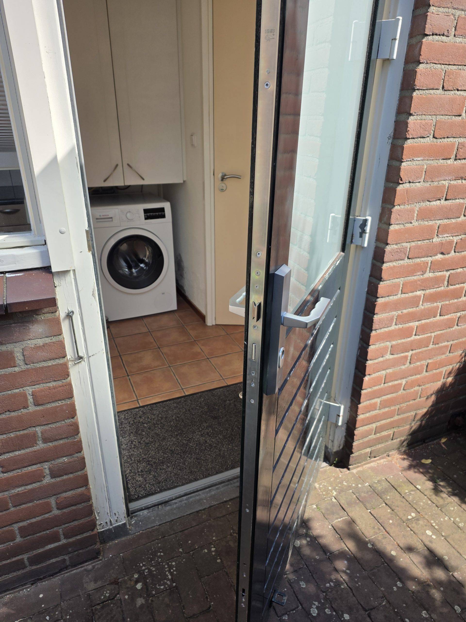Nieuw SKG-gecertificeerd slot gemonteerd in een voordeur