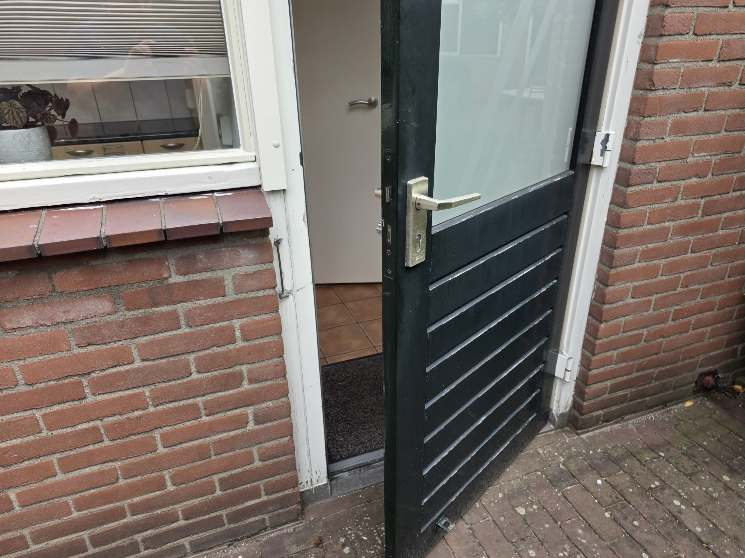 Oude situatie: verouderd insteekslot op een achterdeur