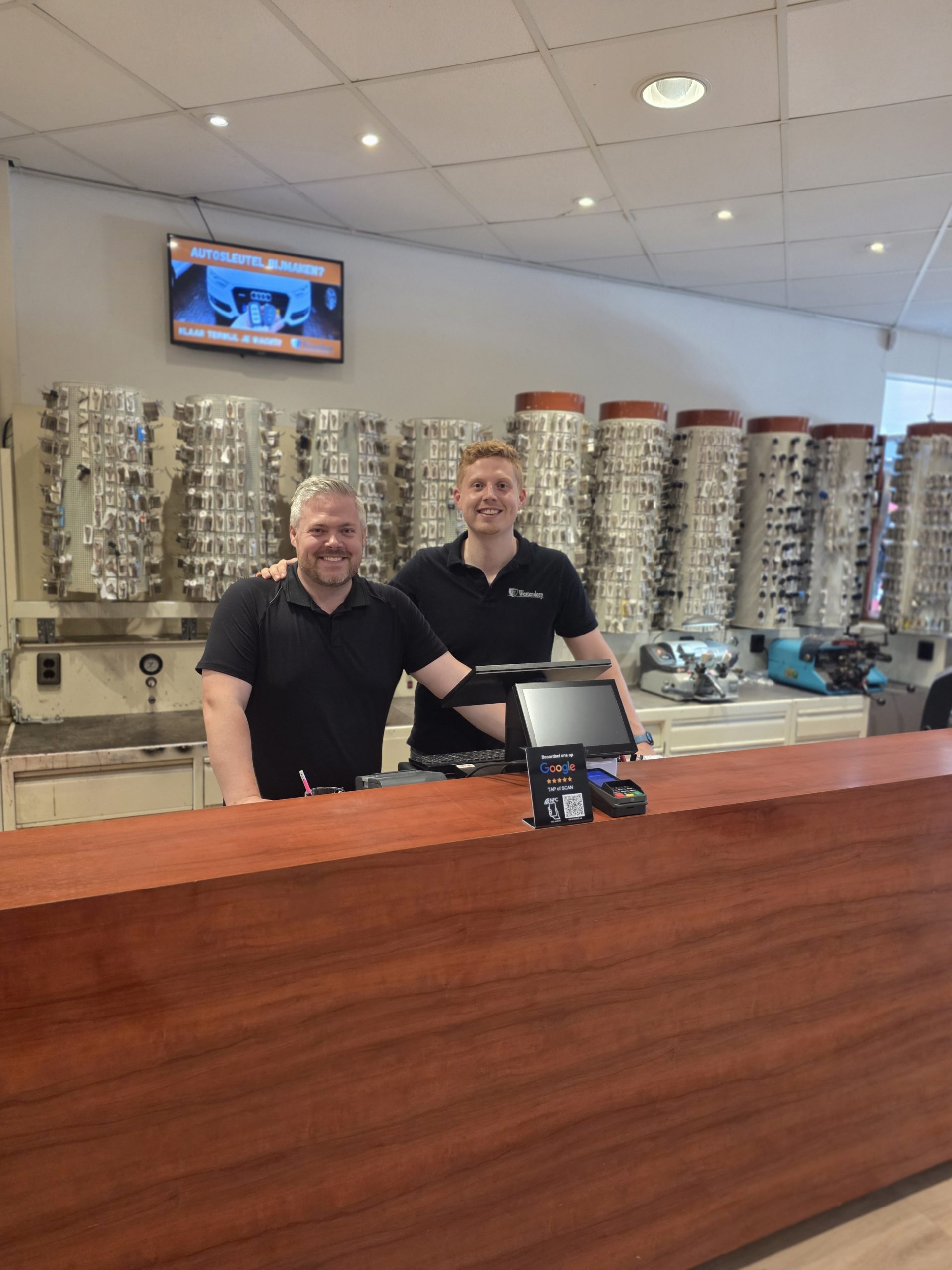 Lars en Nick Westendorp achter de balie in de winkel