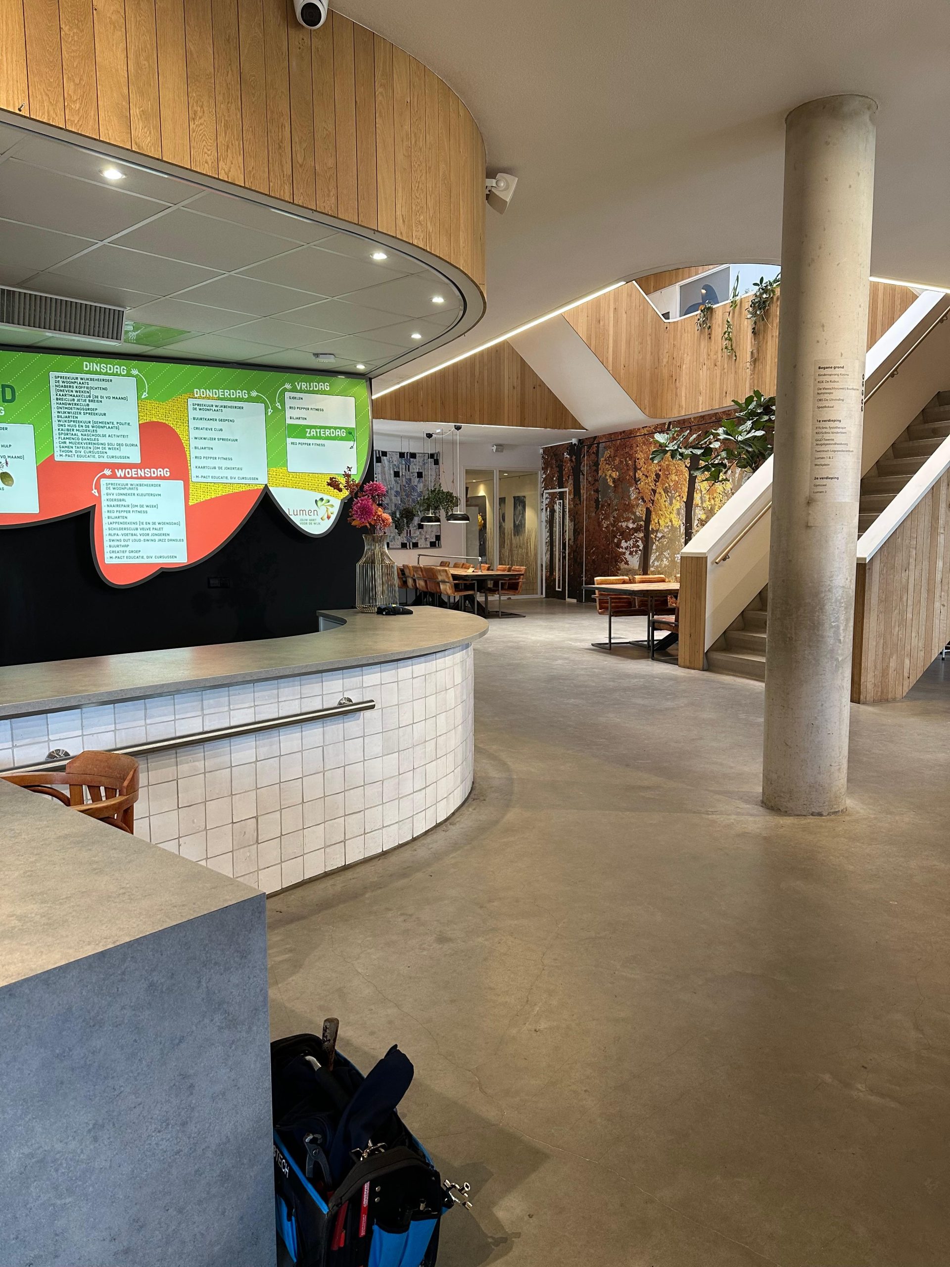 Ontvangstruimte van Lumen Enschede met activiteitenoverzicht