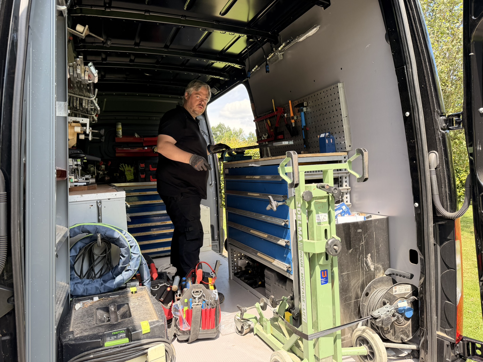 Monteur van Westendorp in de volledig ingerichte servicebus