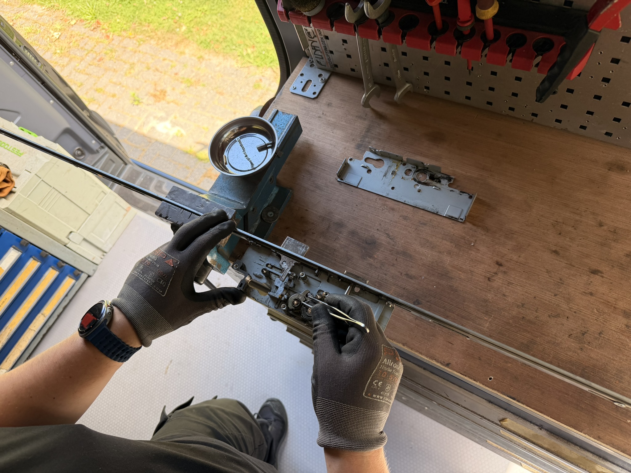 Meerpuntssluiting in de bankschroef tijdens reparatie