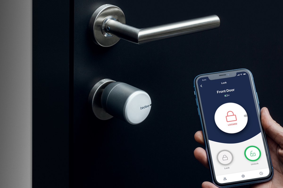 Smart slot op een voordeur wordt bediend met de app op de smartphone