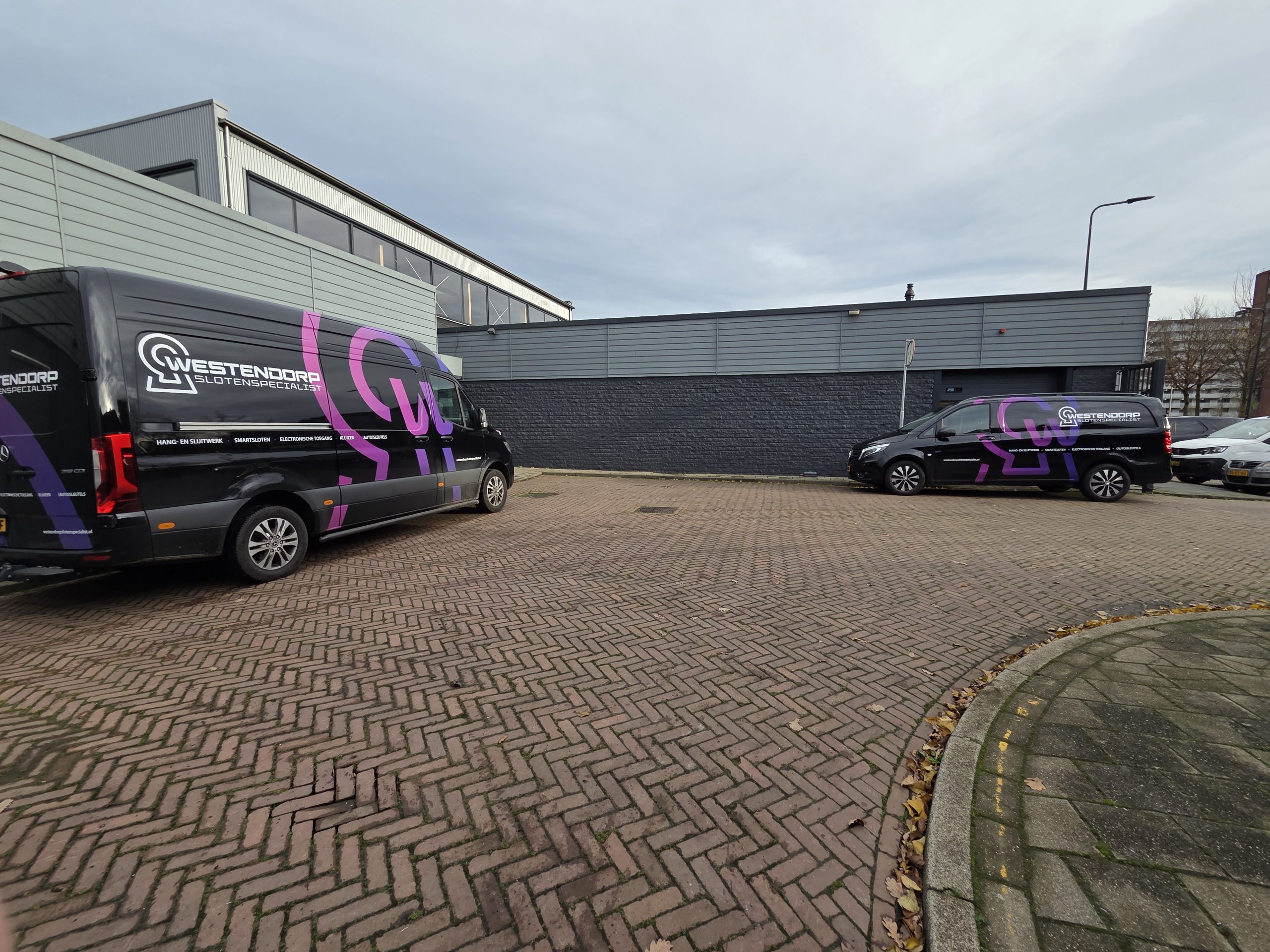 Servicebussen van Westendorp bij Winkelcentrum Enschede Zuid