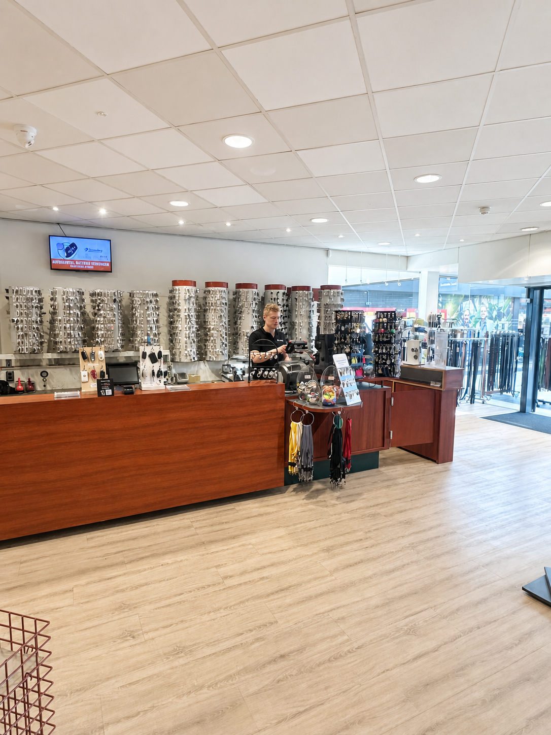 Westendorp Sleutel- en slotenspecialist in Enschede, met een medewerker achter de toonbank en displays met sleutels.