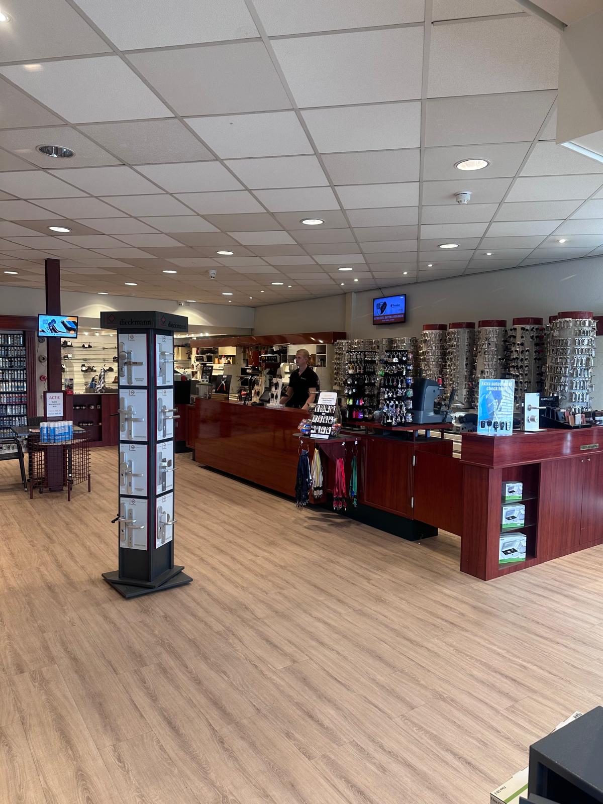 Sleutelspecialist aan de balie van de winkel
