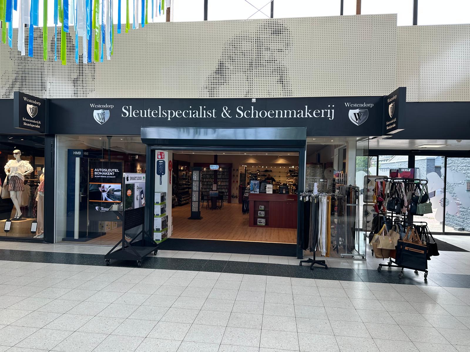 Ingang van de winkel Westendorp Sleutelspecialist en Schoenmakerij