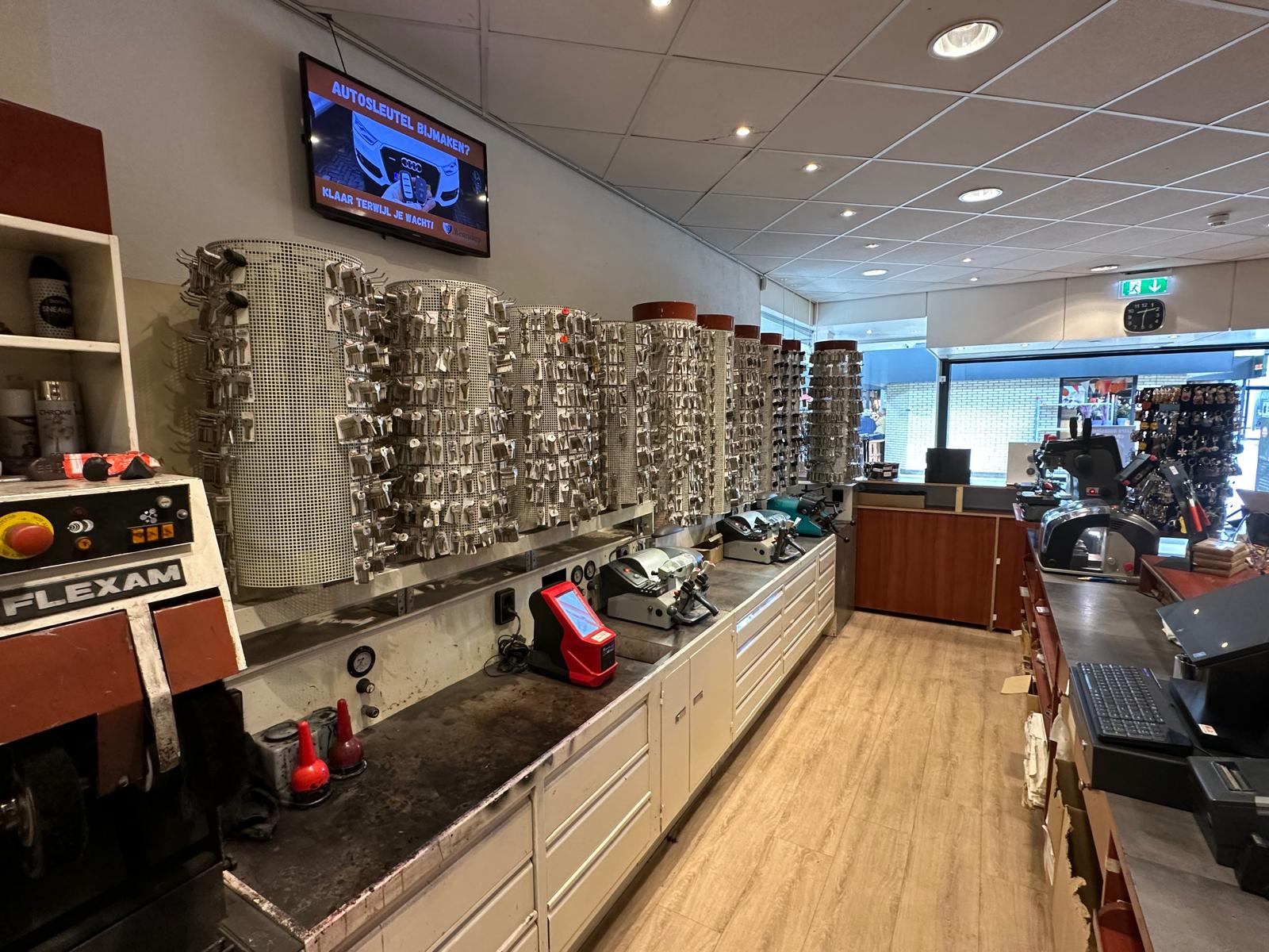 Sleutelwand met duizenden sleutelprofielen in de winkel van Westendorp