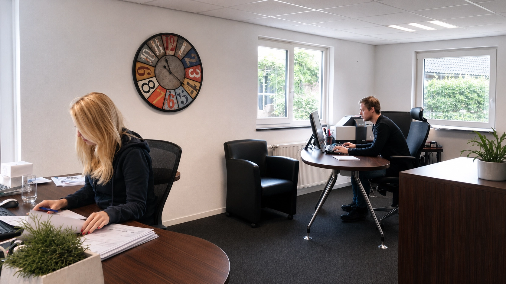 Medewerkers aan het werk op het kantoor van Westendorp in Hengelo